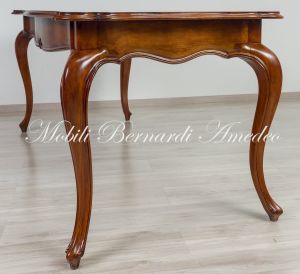 Tavolo realizzato in noce stile barocco con gambe curve e piano sagomato